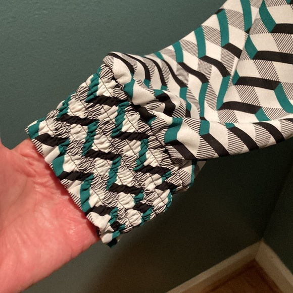 Worthington Green and Black Chevron Patterned Blouse Size Medium - Picture 4 of 13